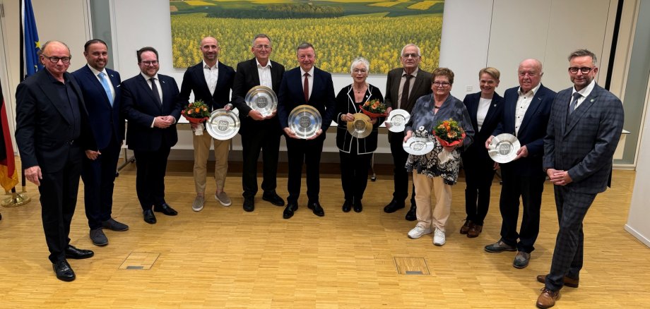 Die Preisträger gemeinsam mit Landrat Marko Boos (rechts), dem Ersten Kreisbeigeordneten Pascal Badziong (3.v.l.) sowie den Kreisbeigeordneten Jens Firmenich (2.v.l.) und Achim Hütten (links). Die Preisträger gemeinsam mit Landrat Marko Boos (rechts), dem Ersten Kreisbeigeordneten Pascal Badziong (3.v.l.) sowie den Kreisbeigeordneten Jens Firmenich (2.v.l.) und Achim Hütten (links).