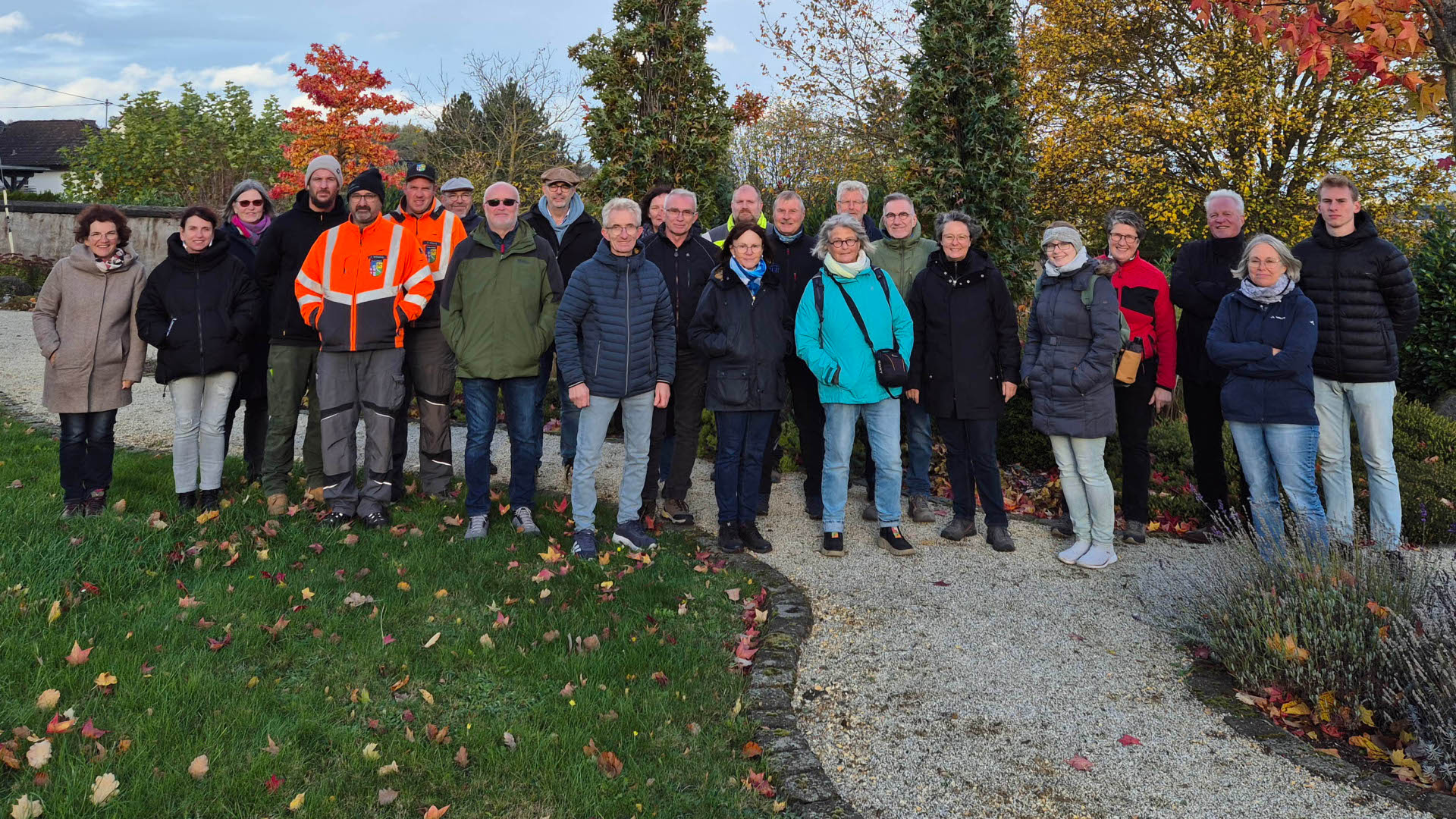 Die Friedhofsexkursion nach Nickenich und Thür stieß bei den Teilnehmer auf großes Interesse. 