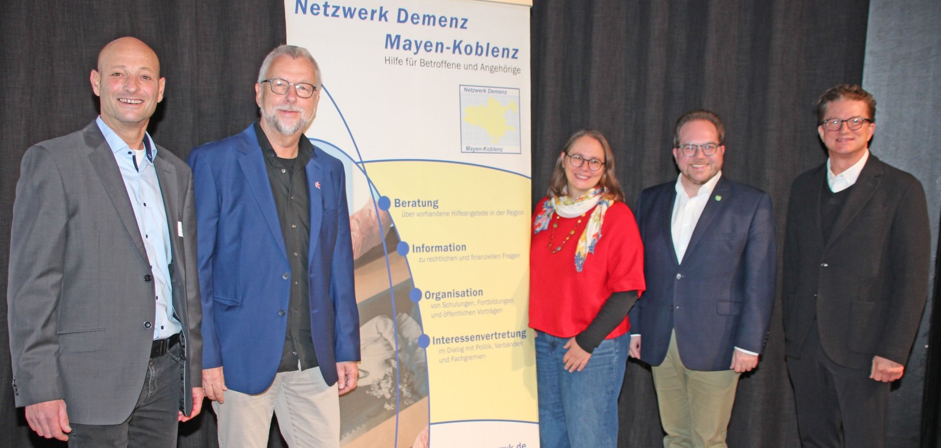 Freuten sich über das große Interesse am Fachtag für Pflege (v.l.n.r.): Olaf Spohr vom Netzwerk Demenz Mayen-Koblenz & DRK-Kreisverband, Referent Prof. Dr. Frank Weidner (Universität Koblenz/DIP Köln), Anne Schnütgen von der Kreisverwaltung Mayen-Koblenz, der Erste Kreisbeigeordnete Pascal Badziong und Referent Torsten Anstädt (HumaQ). 