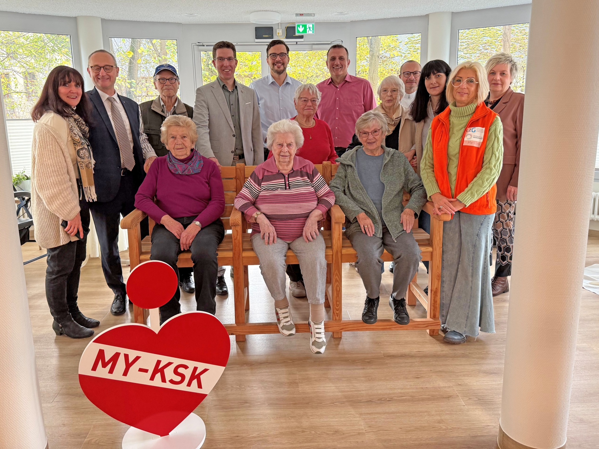 Der Bürgermeister der Verbandsgemeinde Pellenz Sebastian Busch (hinten, 4.v.l.), Projektleiterin „Bewegung in die Dörfer“ Lea Bales (hinten links) und das stellvertretende Vorstandsmitglied der Kreissparkasse Mayen, Udo Lohner (hinten, 2.v.l.) haben jüngst die Seniorenbank an die Ortsgemeinde Plaidt übergeben. 
