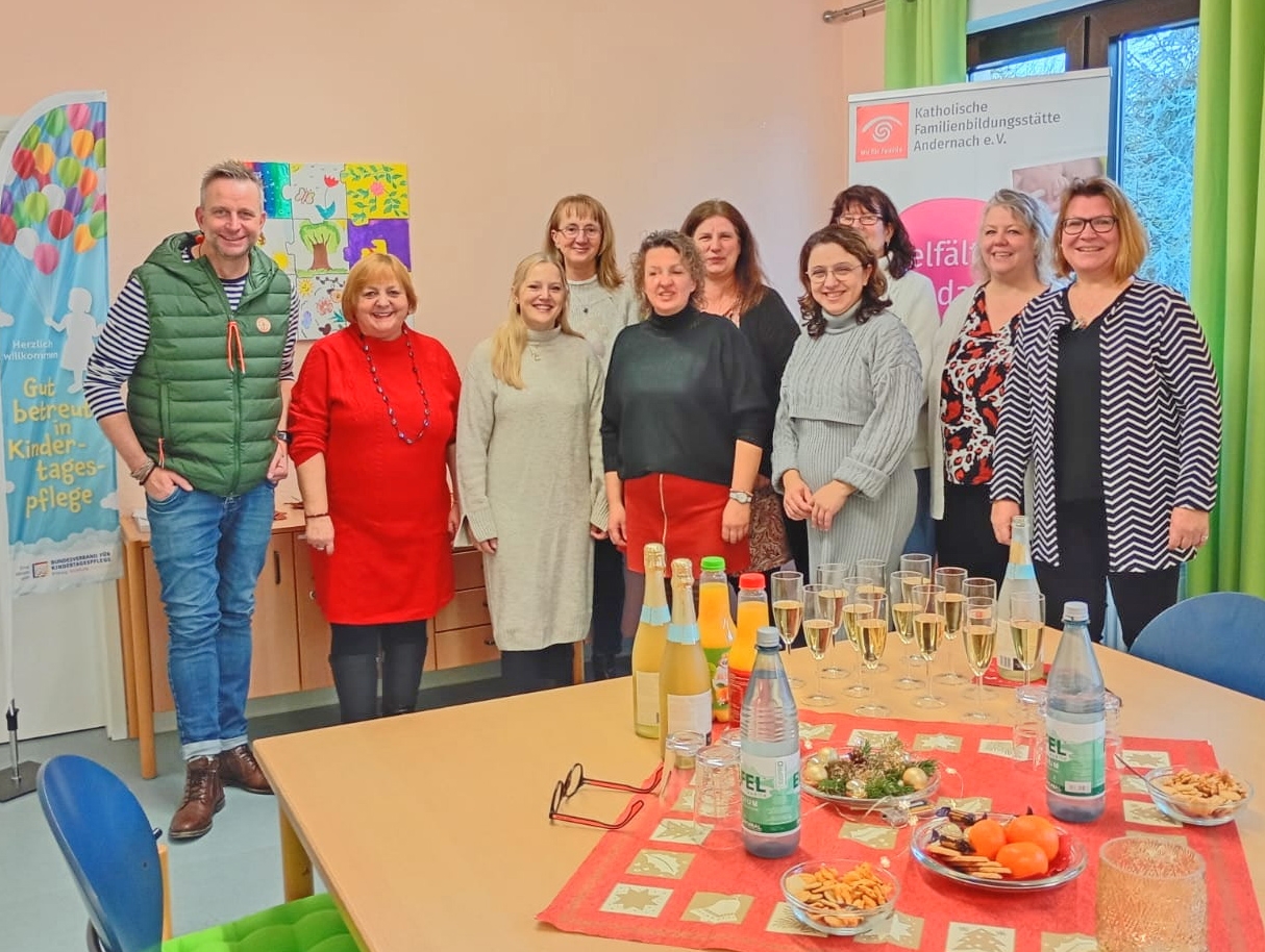 Landrat Marko Boos gratulierte den ausgezeichneten Teilnehmerinnen im Beisein von Dorothee Geishecker (2.v.l.), Fachberatung Kindertagespflege MYK, und Stefanie Lange (rechts), Leitung FBS Andernach, zu ihrer bestandenen Prüfung als Tagespflegeperson. 