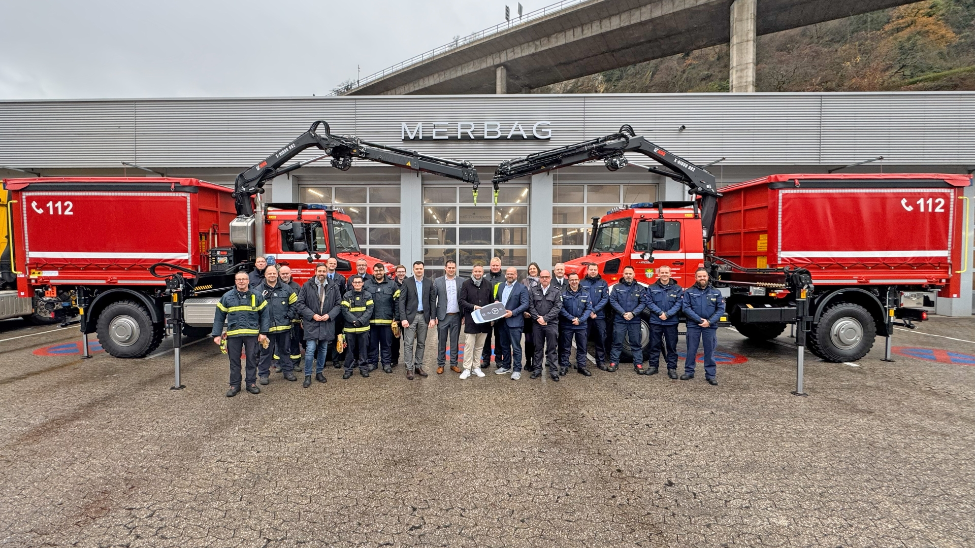 Landrat Marko Boos (Mitte) übergibt auf dem Gelände der Firma Merbag in Andernach zwei neue Katastrophenschutzfahrzeuge an die Wehreinheiten Andernach-Miesenheim (links) und Kobern-Gondorf (rechts).