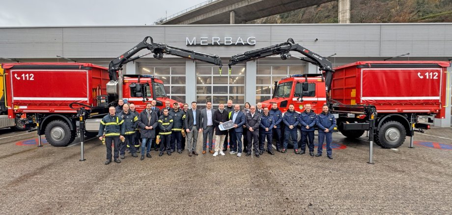 Landrat Marko Boos (Mitte) übergibt auf dem Gelände der Firma Merbag in Andernach zwei neue Katastrophenschutzfahrzeuge an die Wehreinheiten Andernach-Miesenheim (links) und Kobern-Gondorf (rechts).