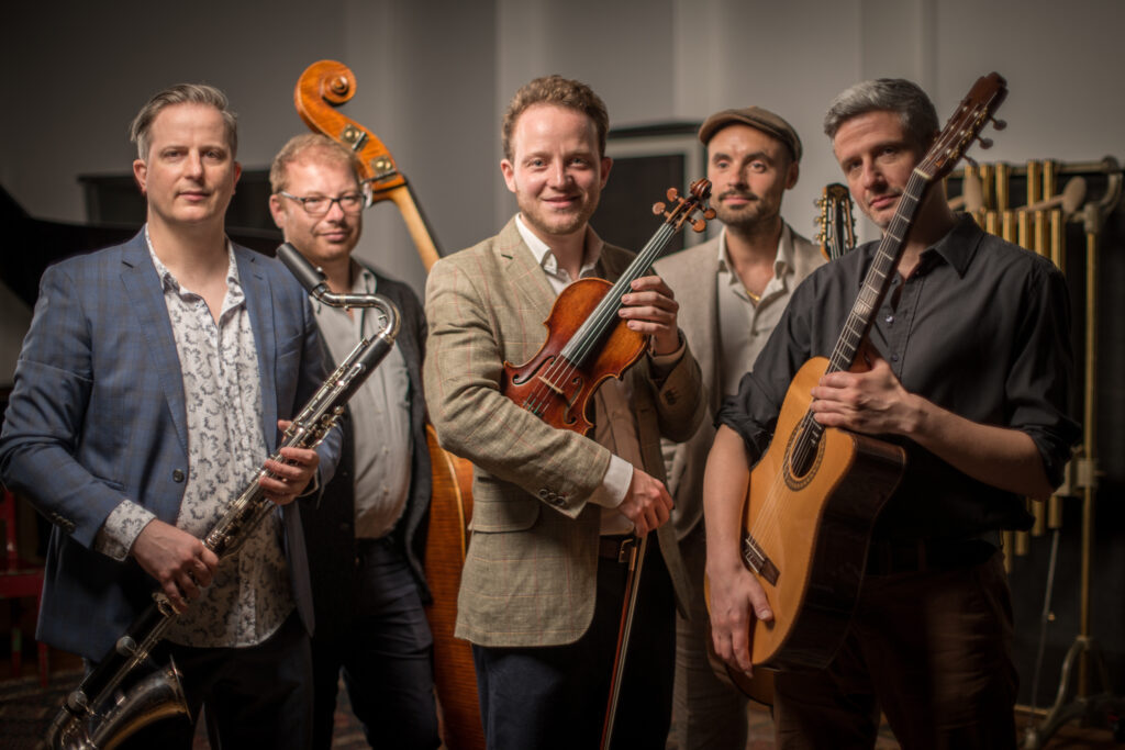 Max Eisingers Tacheles begeistert das Publikum auf Burg Namedy in Andernach mit seinem Programm Musik aus der Diaspora. 