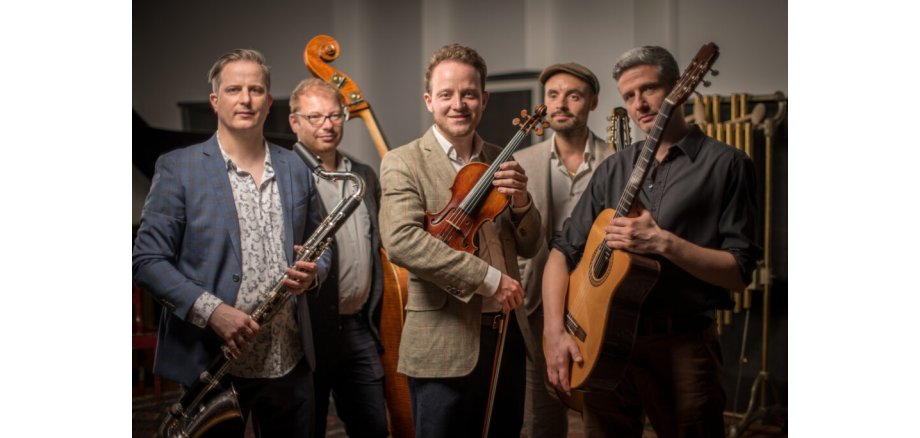 Max Eisingers Tacheles begeistert das Publikum auf Burg Namedy in Andernach mit seinem Programm Musik aus der Diaspora. 