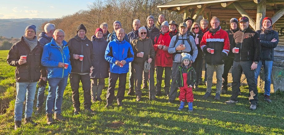 Themen und Gesprächsstoff gab es für die Wegepaten der Traumpfade und Traumpfädchen beim diesjährigen Saisonabschluss – einer gemeinsamen Glühwein-Wanderung auf dem Traumpfädchen Riedener Seeblick – reichlich. Unter anderem auch das neue digitale Wegemanagement, das nicht nur die Arbeit der Wegepaten erleichtert, sondern Wanderer zum Beispiel mittels intelligenter Sensorik an Trittsteinen in Bächen auch den Pegelstand anzeigt. 