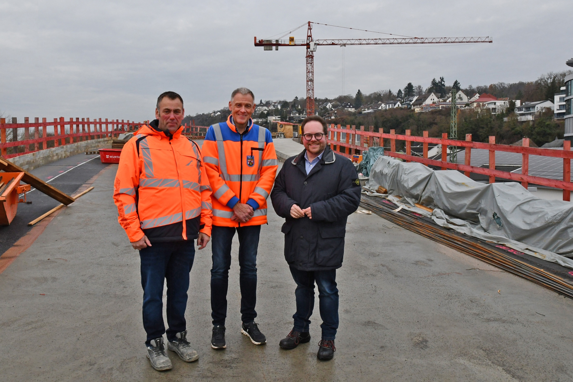 Vor Ort ließ sich der Erste Kreisbeigeordnete Pascal Badziong (Foto 1; rechts) das Projekt „Hochwasserfreie Anbindung Niederwerth“ von Axel Erikson (Foto 1; Mitte) und Marco Mather (Foto 1; links) vom Landesbetrieb Mobilität im Detail erläutern. 