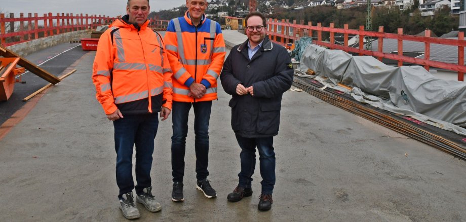 Vor Ort ließ sich der Erste Kreisbeigeordnete Pascal Badziong (Foto 1; rechts) das Projekt „Hochwasserfreie Anbindung Niederwerth“ von Axel Erikson (Foto 1; Mitte) und Marco Mather (Foto 1; links) vom Landesbetrieb Mobilität im Detail erläutern. Vor Ort ließ sich der Erste Kreisbeigeordnete Pascal Badziong (Foto 1; rechts) das Projekt „Hochwasserfreie Anbindung Niederwerth“ von Axel Erikson (Foto 1; Mitte) und Marco Mather (Foto 1; links) vom Landesbetrieb Mobilität im Detail erläutern.