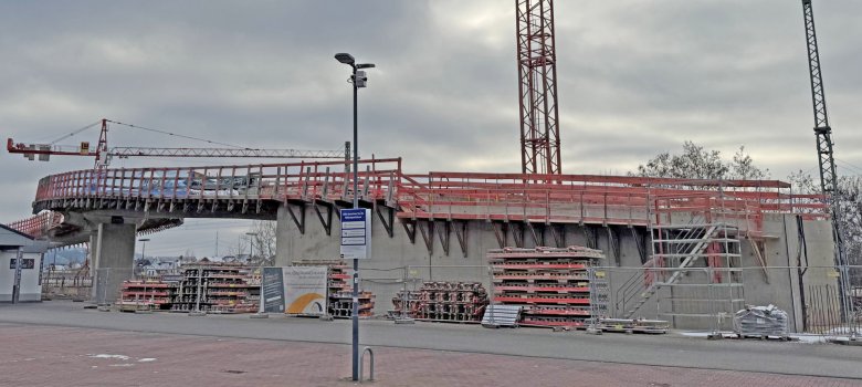 Vor Ort ließ sich der Erste Kreisbeigeordnete Pascal Badziong (Foto 1; rechts) das Projekt „Hochwasserfreie Anbindung Niederwerth“ von Axel Erikson (Foto 1; Mitte) und Marco Mather (Foto 1; links) vom Landesbetrieb Mobilität im Detail erläutern. 