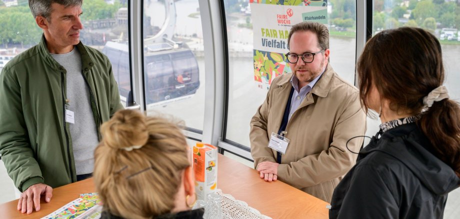 Der Erste Kreisbeigeordnete Pascal Badziong beim „Fairen Frühstück in der Seilbahn“ in Koblenz. Gemeinsam mit der Stadt Koblenz hat der Landkreis sich mit dem Projekt um den Fairtrade Award 2026 beworben.