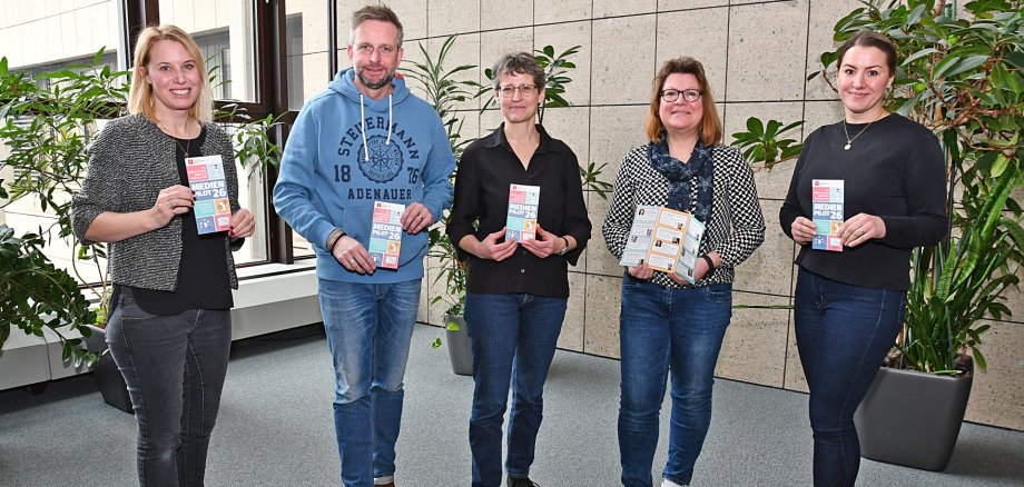 Jetzt anmelden: Erfolgreiche Online-Reihe wird 2026 fortgesetzt v.l.n.r.: Henriette Smalla (Smarte Region MYK10), Marko Boos (Landrat Mayen-Koblenz), Susanne Schwandt (fbs Koblenz), Stefanie Lange (fbs Andernach), Milena Ellner (fbs Mayen). Jetzt anmelden: Erfolgreiche Online-Reihe wird 2026 fortgesetzt v.l.n.r.: Henriette Smalla (Smarte Region MYK10), Marko Boos (Landrat Mayen-Koblenz), Susanne Schwandt (fbs Koblenz), Stefanie Lange (fbs Andernach), Milena Ellner (fbs Mayen).