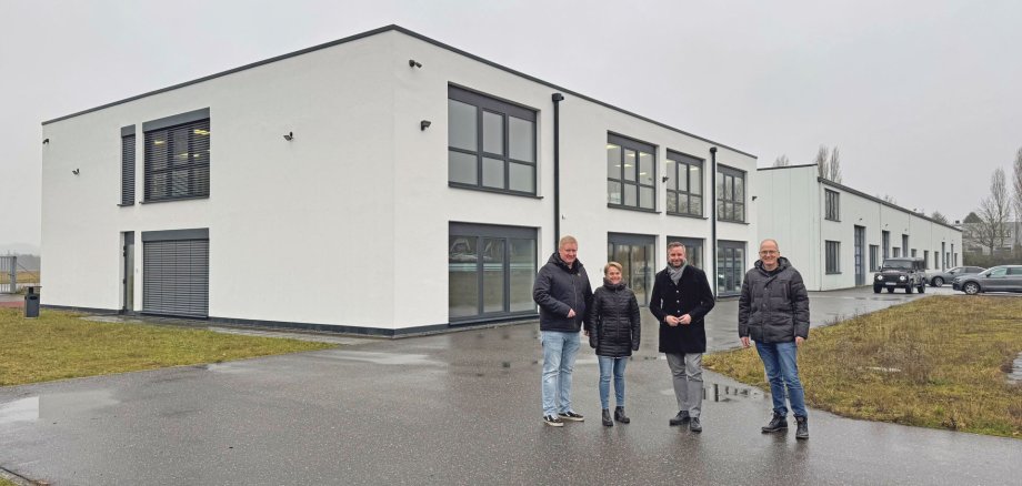 Gemeinsam mit dem Brand- und Katastrophenschutzinspekteur Rainer Nell (rechts), der Leitenden Staatlichen Beamtin Susanne Bartscher und Martin Schmitt (links) vom Zivil- und Katastrophenschutz der Kreisverwaltung Mayen-Koblenz hat sich Landrat Marko Boos (2.v.r.) die Räumlichkeiten des künftigen Katastrophenschutzzentrums des Landkreises am Flugplatz in Mendig angesehen. 