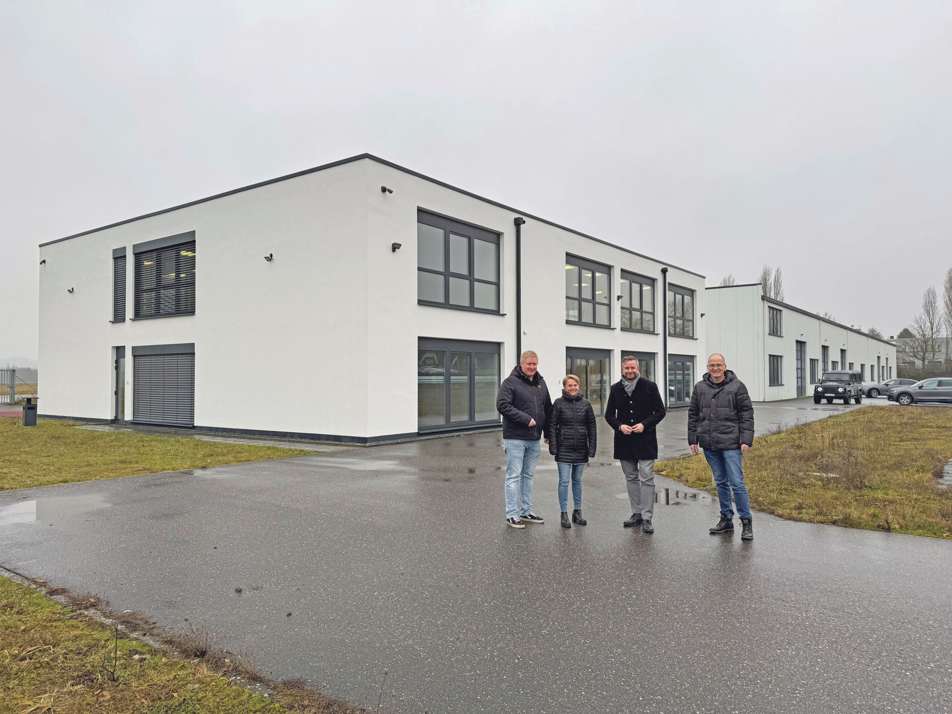 Gemeinsam mit dem Brand- und Katastrophenschutzinspekteur Rainer Nell (rechts), der Leitenden Staatlichen Beamtin Susanne Bartscher und Martin Schmitt (links) vom Zivil- und Katastrophenschutz der Kreisverwaltung Mayen-Koblenz hat sich Landrat Marko Boos (2.v.r.) die Räumlichkeiten des künftigen Katastrophenschutzzentrums des Landkreises am Flugplatz in Mendig angesehen. 