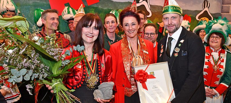 Lea Bales (vorne links) erhält den Ehrenwackes