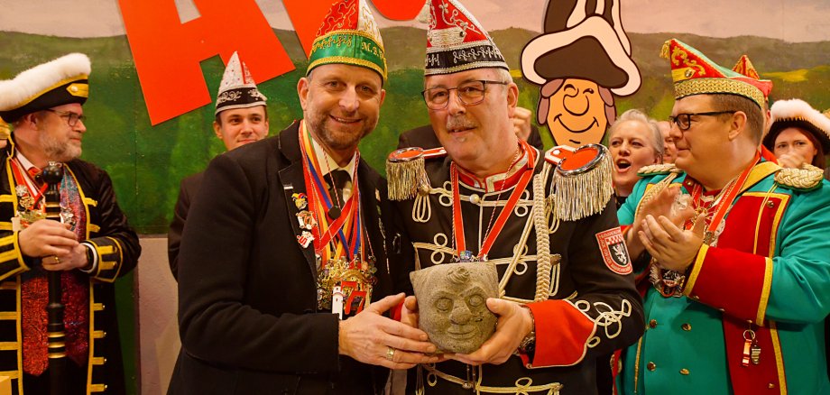 Frank Neideck (vorne rechts) erhält den Kreiswackes 2026 aus den Händen von Landrat Marko Boos.