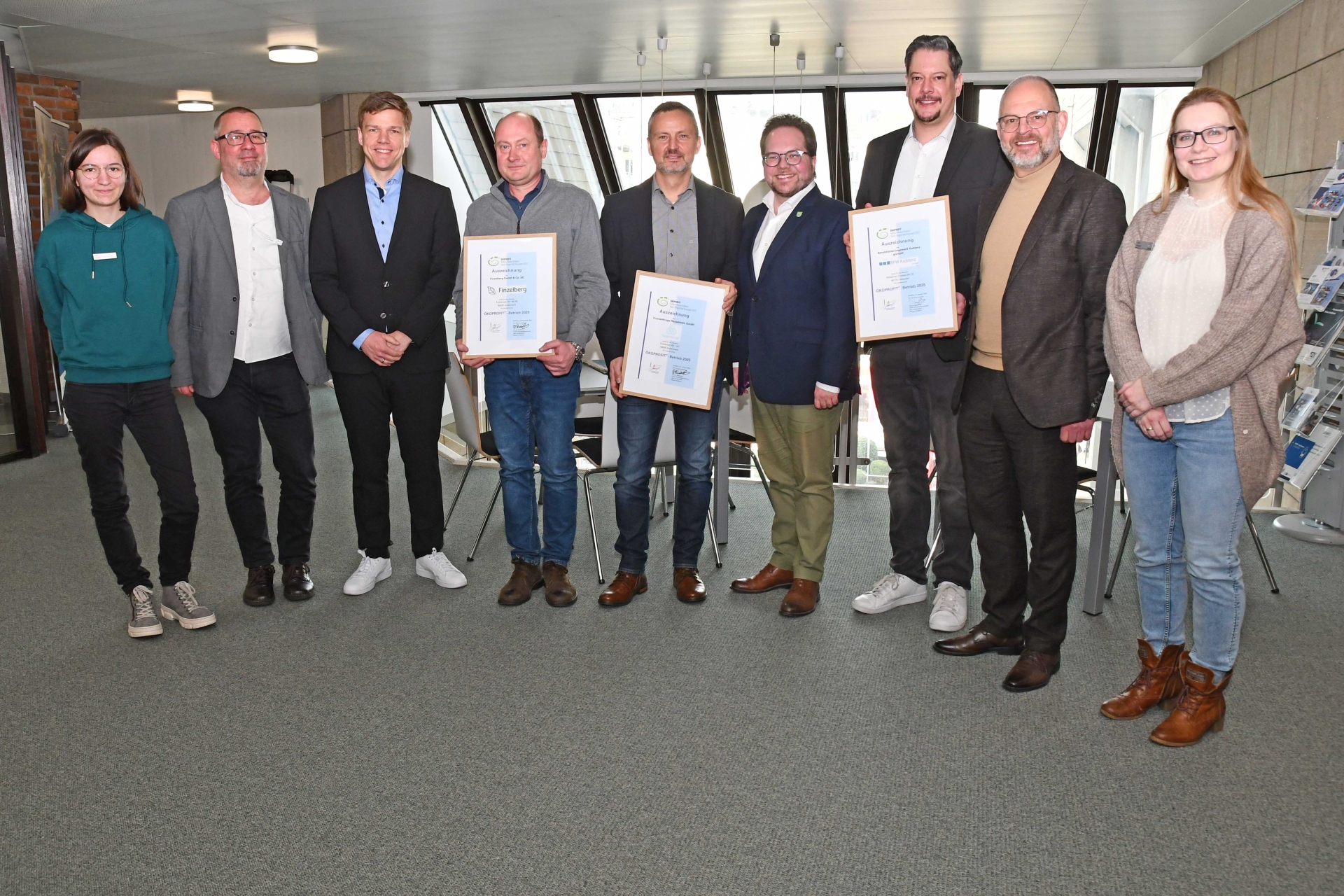 Der Erste Kreisbeigeordnete Pascal Badziong zeichnete das Berufsförderungswerk Koblenz aus Vallendar, die Firma Finzelberg GmbH & Co. KG aus Andernach und die thyssenkrupp Rasselstein GmbH aus Andernach für ihre erfolgreiche Teilnahme an der Ökoprofit-Klub-Runde aus. Ökoprofit ist ein Kooperationsprojekt der Landkreise Mayen-Koblenz und Mainz-Bingen sowie der Stadt Koblenz. 