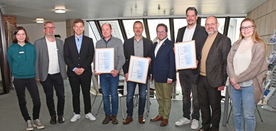 Der Erste Kreisbeigeordnete Pascal Badziong zeichnete das Berufsförderungswerk Koblenz aus Vallendar, die Firma Finzelberg GmbH & Co. KG aus Andernach und die thyssenkrupp Rasselstein GmbH aus Andernach für ihre erfolgreiche Teilnahme an der Ökoprofit-Klub-Runde aus. Ökoprofit ist ein Kooperationsprojekt der Landkreise Mayen-Koblenz und Mainz-Bingen sowie der Stadt Koblenz. 