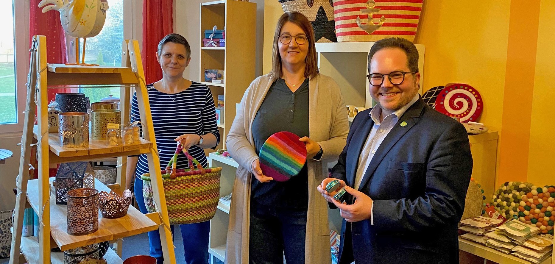 Der Erste Kreisbeigeordnete Pascal Badziong zu Besuch im Weltladen Ochtendung. 