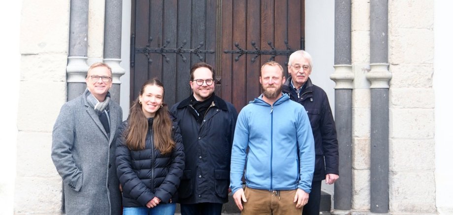 1.	(v.l.n.r.): Werner Prümm, Thea Boos, Erster Kreisbeigeordneter Pascal Badziong, Matthias Laumayer und Michael Syré begutachteten historische Besonderheiten der Kirchen St. Medard.