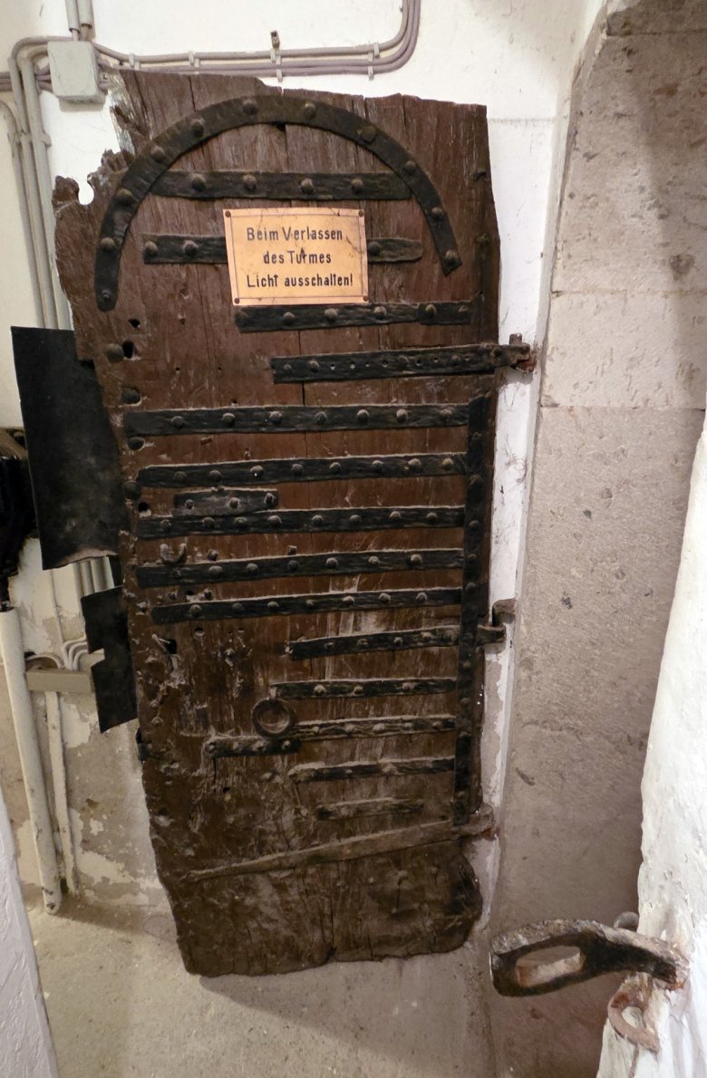 2.	Untersuchungen zeigen, dass eine Innentür im Kirchturm von St. Medard aus der zweiten Hälfte des 12. Jahrhunderts stammt.