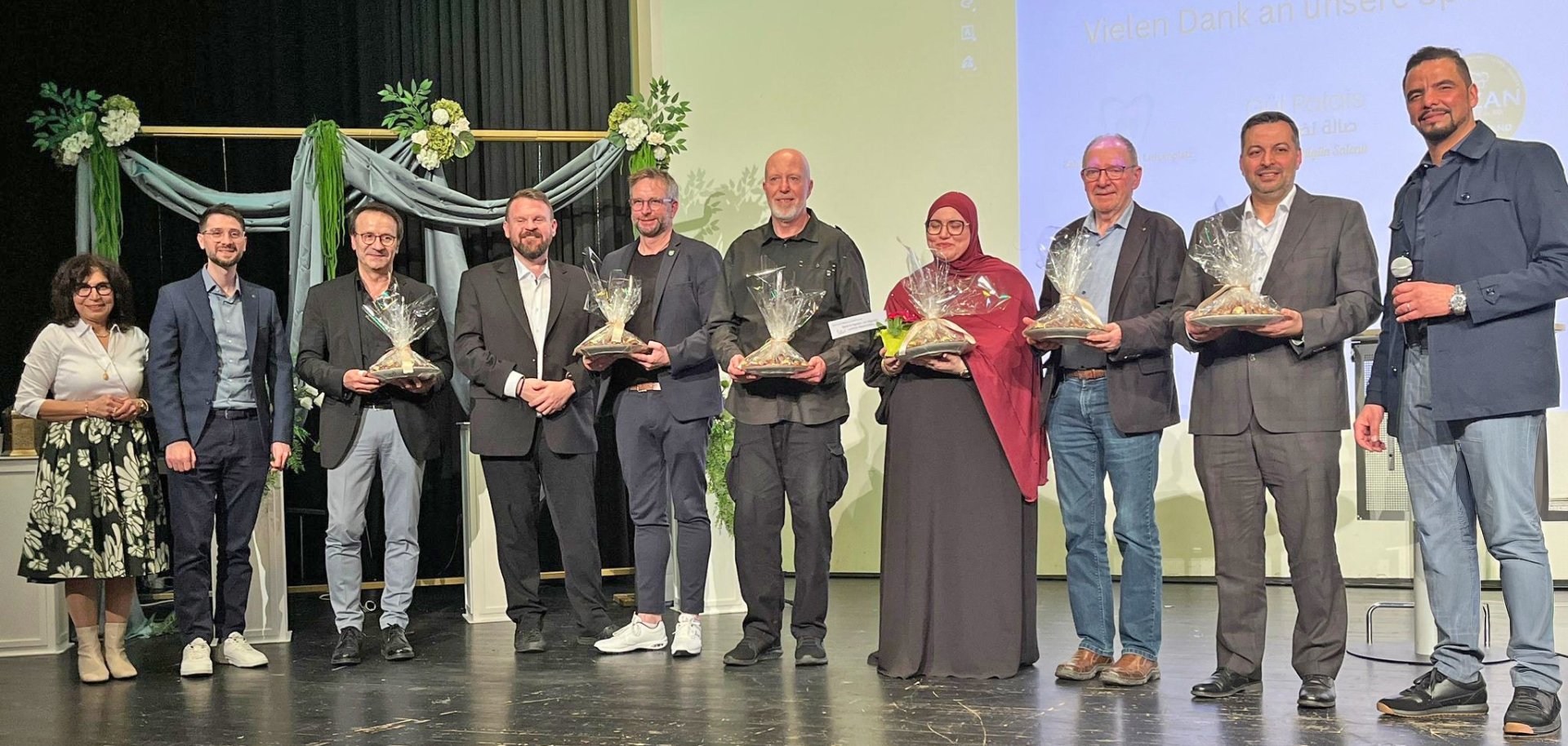 v.l.n.r.: Zeynep Begen, Beirat Migration und Integration MYK, Mohamad Al Emam, Vorsitzender Beirat Migration und Integration MYK, Miguel Vicente, Landesbeauftragter für Migration RLP, Christoph Mohr, Bürgermeister der Stadt Bendorf, Landrat Marko Boos, Armin Wellnitz, Mitglied Rat der Muslime, Fatima Maloka, Mitglied Frauenvorstand Moschee Neuwied, Prof. Josef Freise, Erziehungswissenschaftler und Theologe, Akif Ünal, Vorsitzender Schura RLP und Mitglied Landesverband der Muslime e.V., Raduan Fatine, Vorsitzender Beirat Migration und Integration Mayen. 