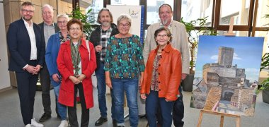 Im Rahmen der Vernissage berichteten die Künstler der Gruppe Regenbogen94 Landrat Marko Boos (links) viel Wissenswertes zu ihren Bildern. 