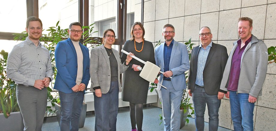 Landrat Marko Boos (3. von rechts), Kathrin Laymann, Bürgermeisterin der Verbandsgemeinde Rhein-Mosel (Mitte), sowie Vertreter des WVZ Maifeld-Eifel und der Smarten Region MYK10 präsentieren eine LoRaWAN-Antenne. Landrat Marko Boos (3. von rechts), Kathrin Laymann, Bürgermeisterin der Verbandsgemeinde Rhein-Mosel (Mitte), sowie Vertreter des WVZ Maifeld-Eifel und der Smarten Region MYK10 präsentieren eine LoRaWAN-Antenne.