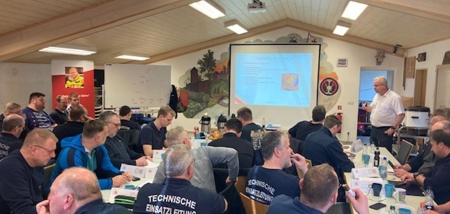 Zahlreiche Einsatzkräfte der Technischen Einsatzleitung des Landkreises Mayen-Koblenz haben an der Auftaktveranstaltung zum Aufbau eines Netzwerks im Bereich Katastrophenschutz in Miesenheim teilgenommen. 