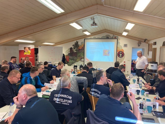 Zahlreiche Einsatzkräfte der Technischen Einsatzleitung des Landkreises Mayen-Koblenz haben an der Auftaktveranstaltung zum Aufbau eines Netzwerks im Bereich Katastrophenschutz in Miesenheim teilgenommen. 