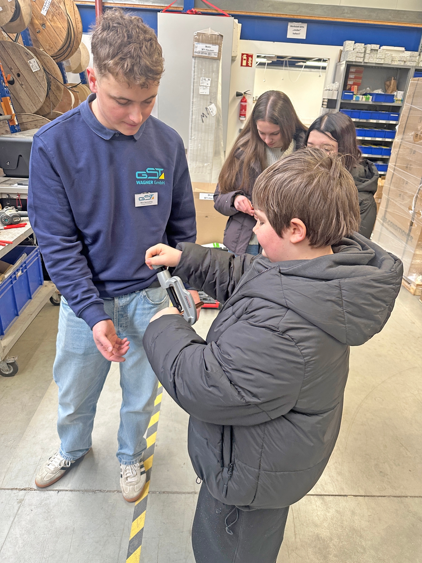 Wie hier bei der Firma Gebäudesystemtechnik Wagner in Kottenheim bringt das WFG-Zukunftsbüro Schulen und Unternehmen für MINT-Aktivitäten zusammen. 