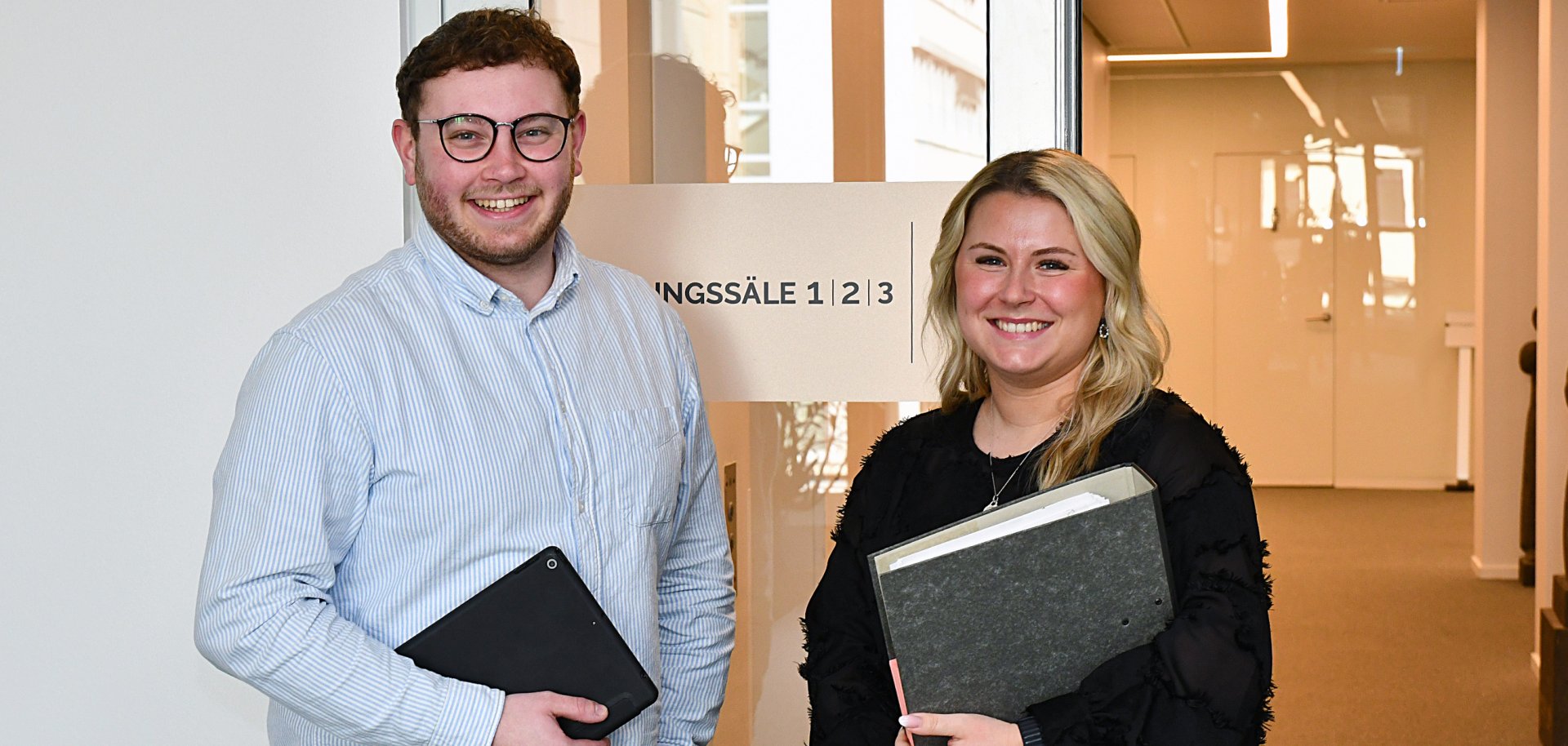 Cedrik Klein und Mara Frank vom Sitzungsdienst der Kreisverwaltung Mayen-Koblenz vor den Sitzungssälen im Kreishaus. 