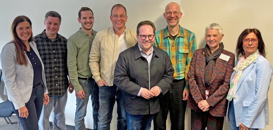 v.l.n.r.: Carmen Dreyer, Abteilungsleiterin Soziales Kreisverwaltung MYK, Hannes Wenner, Ortsbürgermeister Thür Lukas Ellerich, Bürgermeister VG Mendig Jörg Lempertz, Erster Kreisbeigeordneter Pascal Badziong, Dr. Florian Kiel, Vorstandsvorsitzender Gesellschaft für Gemeinsinn e.V., Waltraud Klein und Ute Dernbach. v.l.n.r.: Carmen Dreyer, Abteilungsleiterin Soziales Kreisverwaltung MYK, Hannes Wenner, Ortsbürgermeister Thür Lukas Ellerich, Bürgermeister VG Mendig Jörg Lempertz, Erster Kreisbeigeordneter Pascal Badziong, Dr. Florian Kiel, Vorstandsvorsitzender Gesellschaft für Gemeinsinn e.V., Waltraud Klein und Ute Dernbach.