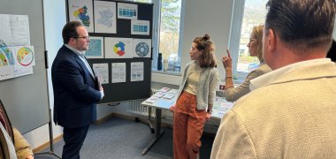 Der Erste Kreisbeigeordnete im Gespräch mit den Teilnehmern und Ausstellern.