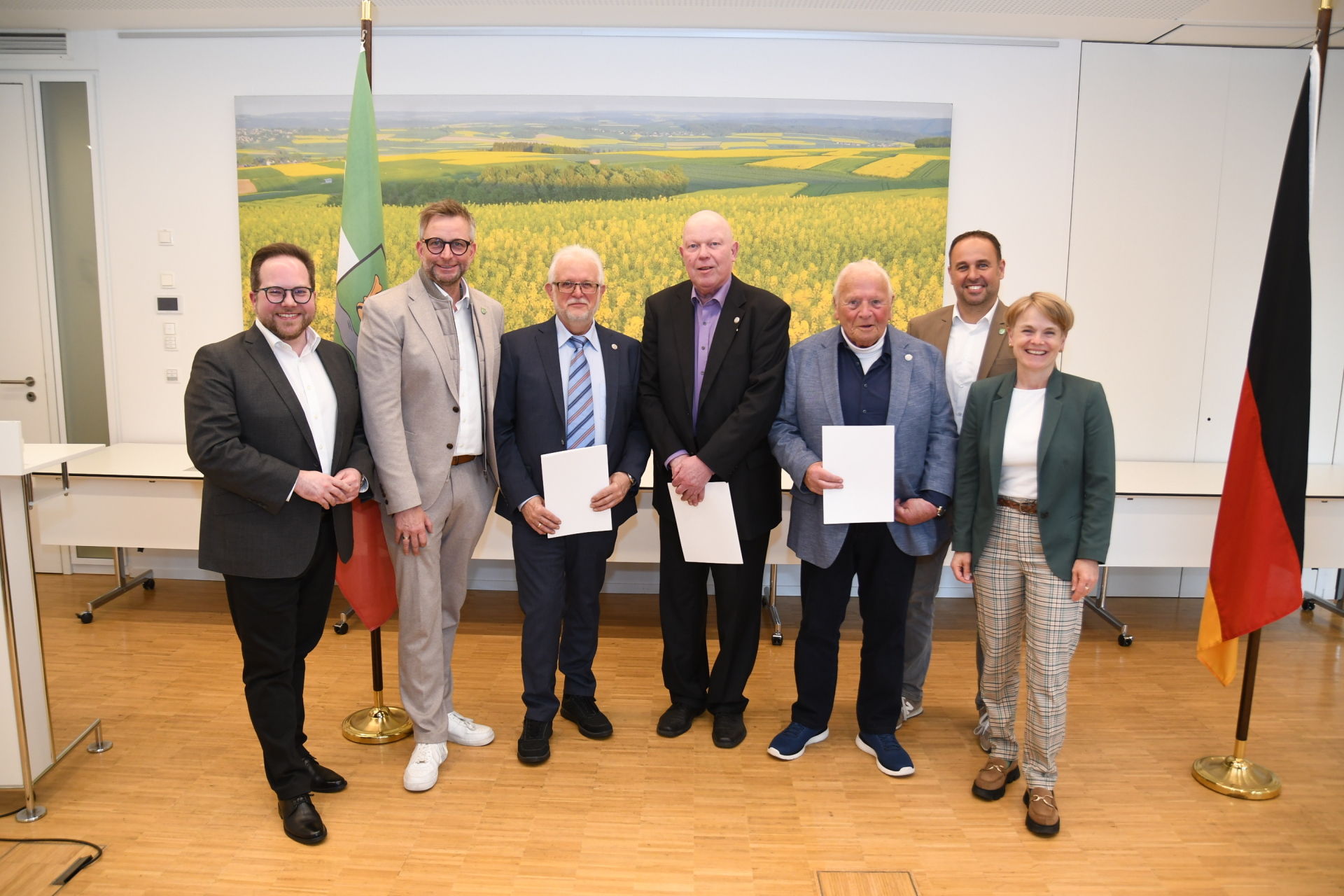 Die Geehrten (Bildmitte von links) Norbert Steinmetz aus Niederfell, Hans-Peter Braun aus Bassenheim und Theodor Kuhnen aus Bendorf gemeinsam mit der Kreisspitze. 