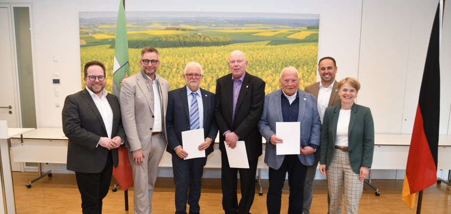 Die Geehrten (Bildmitte von links) Norbert Steinmetz aus Niederfell, Hans-Peter Braun aus Bassenheim und Theodor Kuhnen aus Bendorf gemeinsam mit der Kreisspitze. 