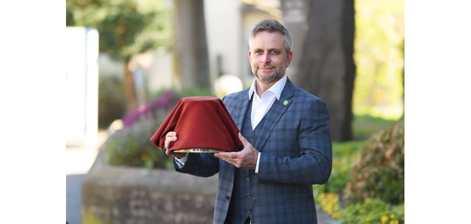 Bereits jetzt freut sich Landrat Marko Boos, den MYK-Pokal zum ersten Mal an eine Gemeinde oder Stadt im Landkreis Mayen-Koblenz überreichen zu können. Wie der neue Preis genau aussieht, bleibt bis zur Verleihung allerdings noch ein gut gehütetes Geheimnis. 