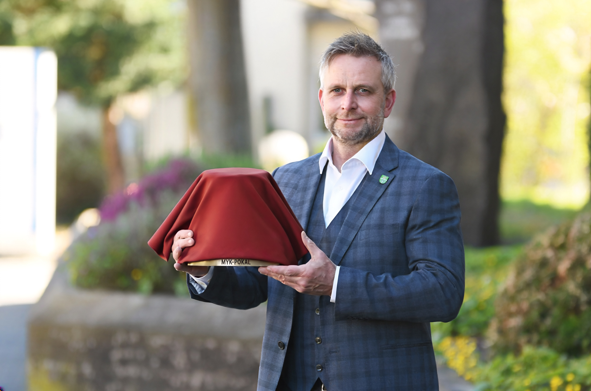 Bereits jetzt freut sich Landrat Marko Boos, den MYK-Pokal zum ersten Mal an eine Gemeinde oder Stadt im Landkreis Mayen-Koblenz überreichen zu können. Wie der neue Preis genau aussieht, bleibt bis zur Verleihung allerdings noch ein gut gehütetes Geheimnis. 