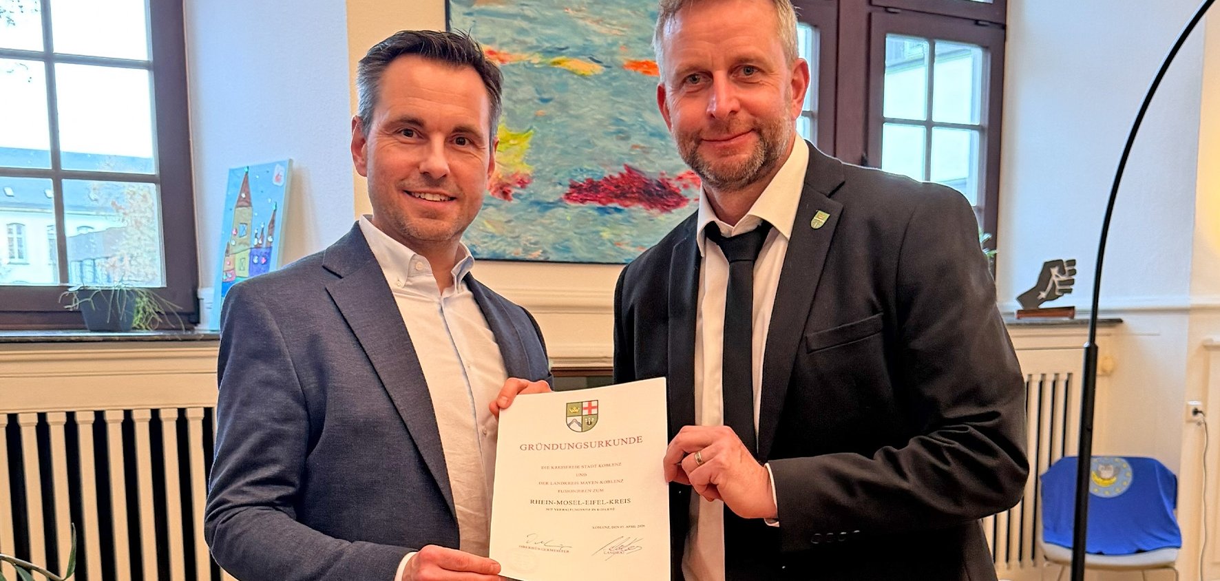 David Langner uns Marko Boos mit der unterzeichneten Gründungsurkunde des neuen Rhein-Mosel-Eifel-Kreises.