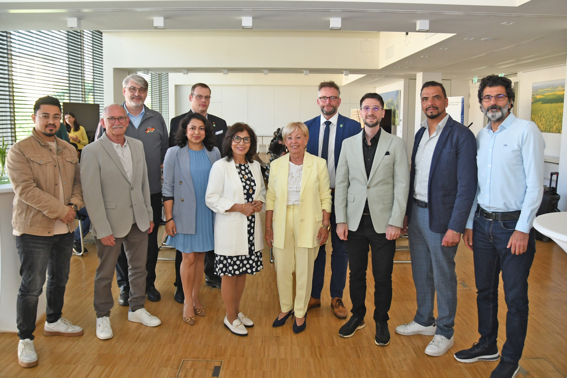 Die Beiratsmitglieder gemeinsam mit Landrat Marko Boos (4.v.r.) und Mohamad Al Emam (3.v.r.), dem Ersten Vorsitzenden des BMI. 