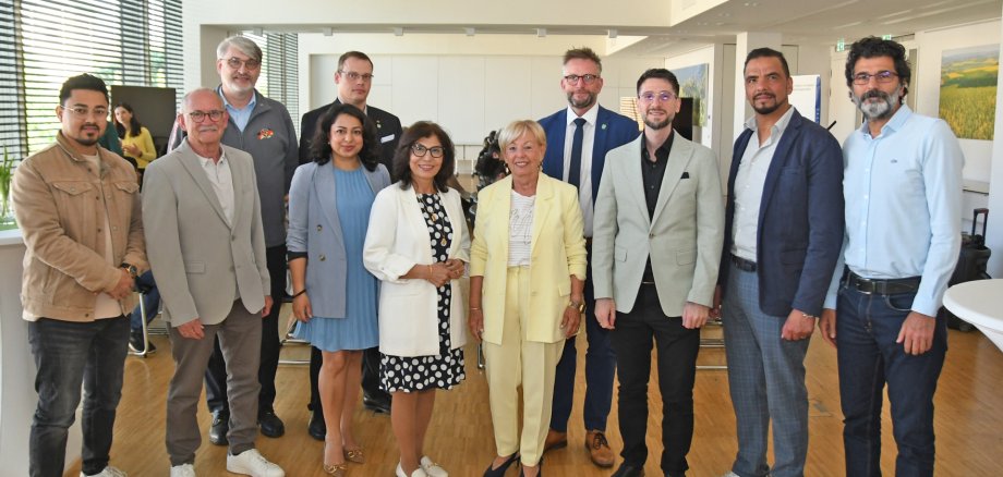 Die Beiratsmitglieder gemeinsam mit Landrat Marko Boos (4.v.r.) und Mohamad Al Emam (3.v.r.), dem Ersten Vorsitzenden des BMI. Die Beiratsmitglieder gemeinsam mit Landrat Marko Boos (4.v.r.) und Mohamad Al Emam (3.v.r.), dem Ersten Vorsitzenden des BMI.