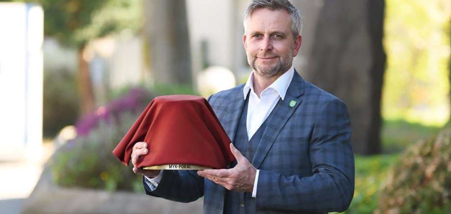 Bereits jetzt freut sich Landrat Marko Boos, den MYK-Pokal zum ersten Mal an eine Gemeinde oder Stadt im Landkreis Mayen-Koblenz überreichen zu können. Wie der neue Preis genau aussieht, bleibt bis zur Verleihung allerdings noch ein gut gehütetes Geheimnis. Bereits jetzt freut sich Landrat Marko Boos, den MYK-Pokal zum ersten Mal an eine Gemeinde oder Stadt im Landkreis Mayen-Koblenz überreichen zu können. Wie der neue Preis genau aussieht, bleibt bis zur Verleihung allerdings noch ein gut gehütetes Geheimnis.
