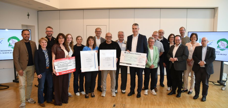 Die Geehrten des Kulturförderpreises gemeinsam mit der Kreisspitze und Vertretern von Sparkasse Koblenz und Kreissparkasse Mayen. Die Geehrten des Kulturförderpreises gemeinsam mit der Kreisspitze und Vertretern von Sparkasse Koblenz und Kreissparkasse Mayen.