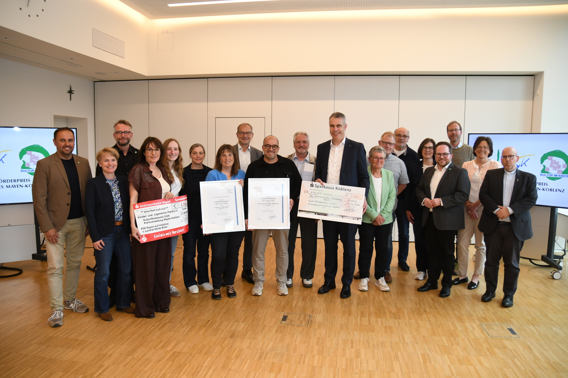 Die Geehrten des Kulturförderpreises gemeinsam mit der Kreisspitze und Vertretern von Sparkasse Koblenz und Kreissparkasse Mayen. 