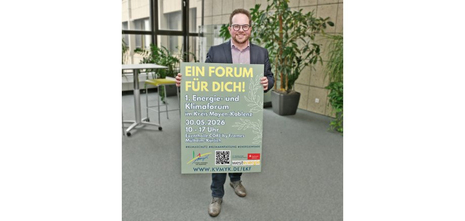 Der Erste Kreisbeigeordnete Pascal Badzi-ong freut sich, zahlreiche Interessierte beim 1. Energie- und Klimaforum des Landkreises Mayen-Koblenz begrüßen zu dürfen.
Der Erste Kreisbeigeordnete Pascal Badzi-ong freut sich, zahlreiche Interessierte beim 1. Energie- und Klimaforum des Landkreises Mayen-Koblenz begrüßen zu dürfen.