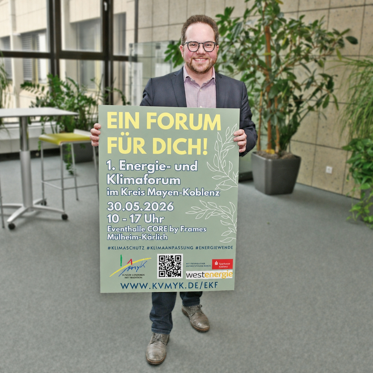 Der Erste Kreisbeigeordnete Pascal Badzi-ong freut sich, zahlreiche Interessierte beim 1. Energie- und Klimaforum des Landkreises Mayen-Koblenz begrüßen zu dürfen. 