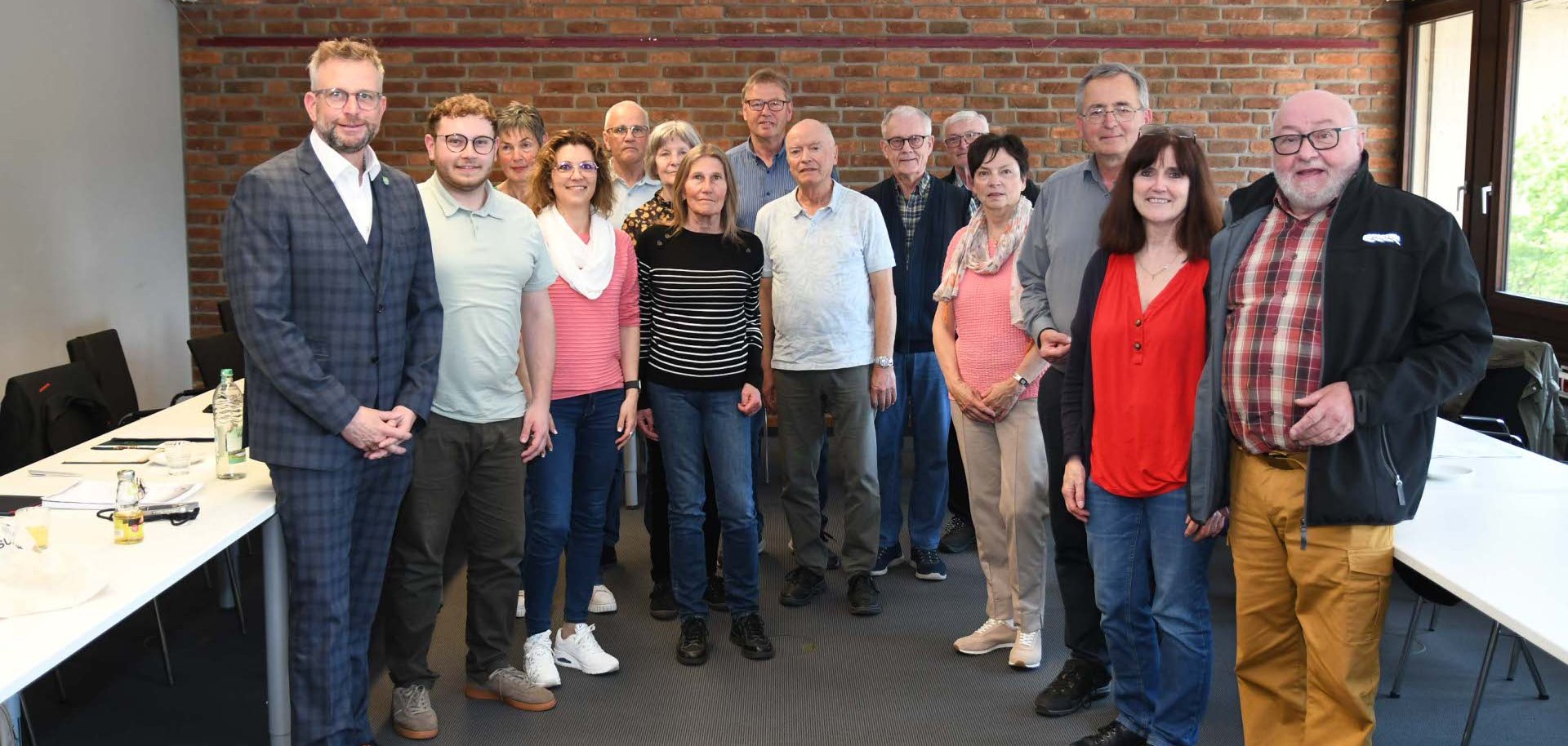 Landrat Marko Boos (links) und Cedrik Klein (2. v. l.) wurden von den Mitgliedern der Bezirksgruppe des Eifelvereins Mayen-Koblenz jüngst zum neuen Bezirksvorsitzenden und stellvertretenden Geschäftsführer gewählt. 