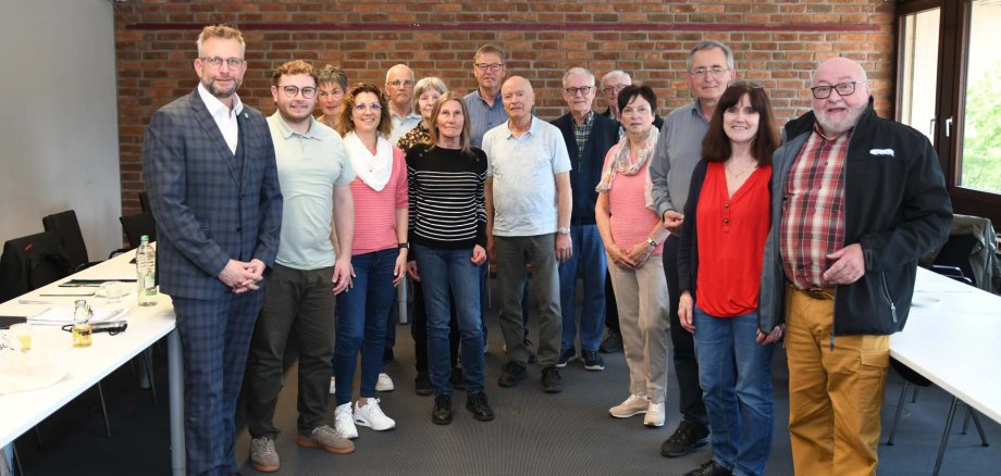 Landrat Marko Boos (links) und Cedrik Klein (2. v. l.) wurden von den Mitgliedern der Bezirksgruppe des Eifelvereins Mayen-Koblenz jüngst zum neuen Bezirksvorsitzenden und stellvertretenden Geschäftsführer gewählt. 