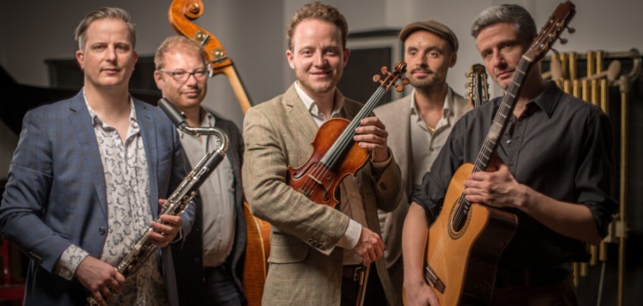 Max Eisingers Tacheles begeistert das Publikum auf Burg Namedy in Andernach mit seinem Programm Musik aus der Diaspora. 