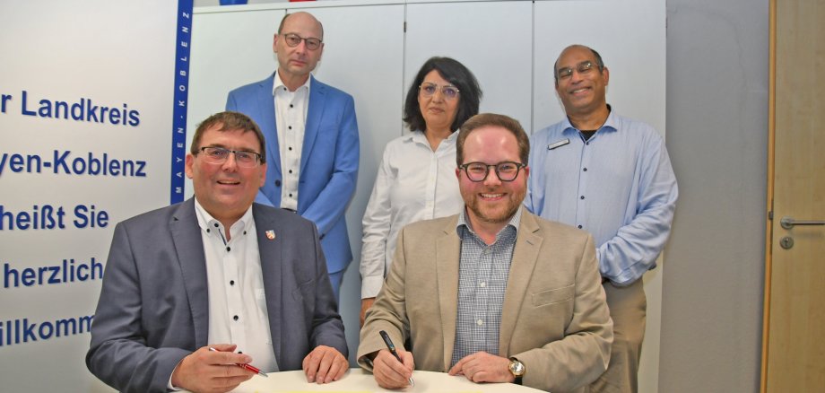 Der Erste Kreisbeigeordnete Pascal Badziong (vorne von rechts) und Jörg Denninghoff, Landrat des Rhein-Lahn-Kreises haben jüngst eine Verwaltungsvereinbarung zur Facharztausbildung im Gesundheitsamt Mayen-Koblenz unterzeichnet. Ebenfalls anwesend waren (hinten von rechts) Dr. med. Raj Chakupurakal, Leiter des Gesundheitsamtes Mayen-Koblenz, seine Kollegin Amtsärztin Zeba Parwani sowie Thorsten Butzke, Büroleiter im Rhein-Lahn-Kreis. Der Erste Kreisbeigeordnete Pascal Badziong (vorne von rechts) und Jörg Denninghoff, Landrat des Rhein-Lahn-Kreises haben jüngst eine Verwaltungsvereinbarung zur Facharztausbildung im Gesundheitsamt Mayen-Koblenz unterzeichnet. Ebenfalls anwesend waren (hinten von rechts) Dr. med. Raj Chakupurakal, Leiter des Gesundheitsamtes Mayen-Koblenz, seine Kollegin Amtsärztin Zeba Parwani sowie Thorsten Butzke, Büroleiter im Rhein-Lahn-Kreis.