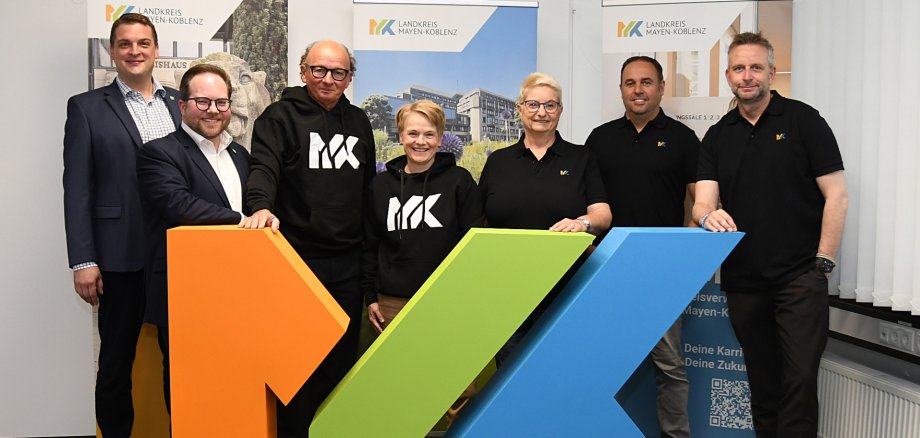Die Kreisspitze präsentiert das neue Logo des Landkreises Mayen-Koblenz: Landrat Marko Boos (2.v.l.), Erster Kreisbeigeordne-ter Pascal Badziong (rechts) sowie die ehren-amtlichen Kreisbeigeordneten Achim Hütten (links) und Jens Firmenich. 